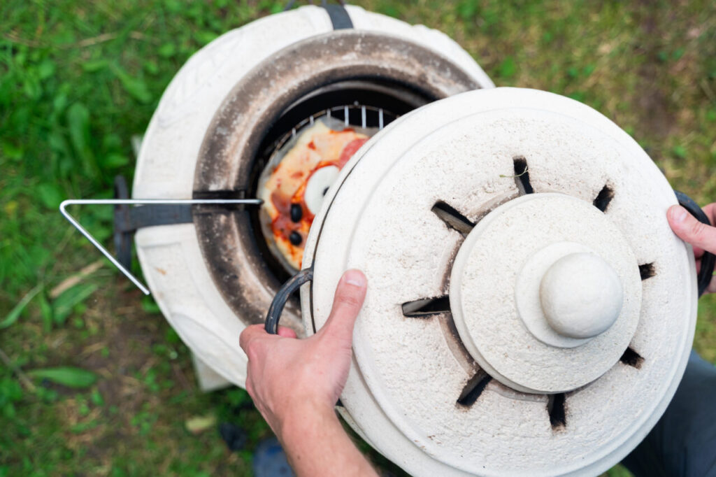 Forno a legna in giardino piccolo: posizione sicura accanto alla cucina esterna