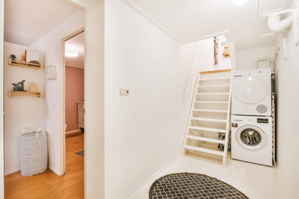 Come progettare una lavanderia sottoscala con soffitto basso?