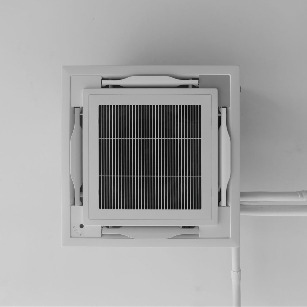 Pannello di ispezione discreto nel corridoio che consente di accedere alle canaline dell’impianto di climatizzazione.