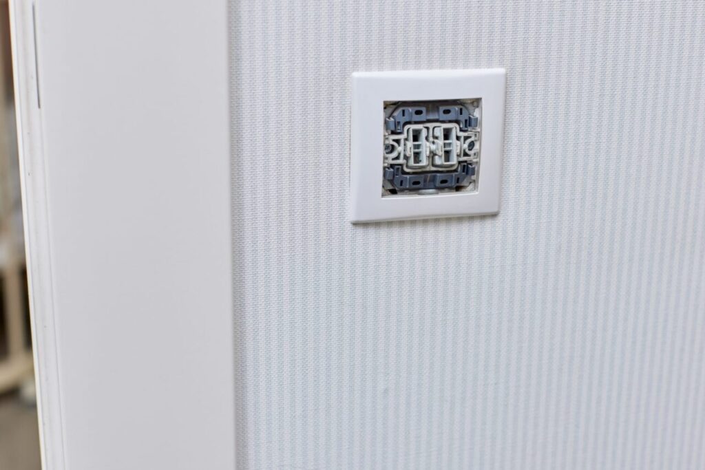 Nascondere le canaline della pompa di calore nel disimpegno senza bloccare la manutenzione