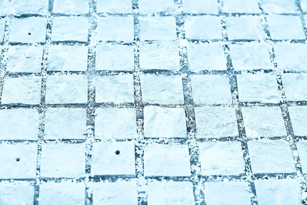 Pavimento freddo al piano terra: capire da dove arriva il gelo