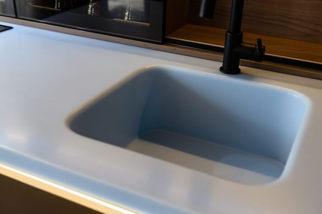 Piano cucina laminato gonfio vicino al lavello: come limitarne il danno in affitto