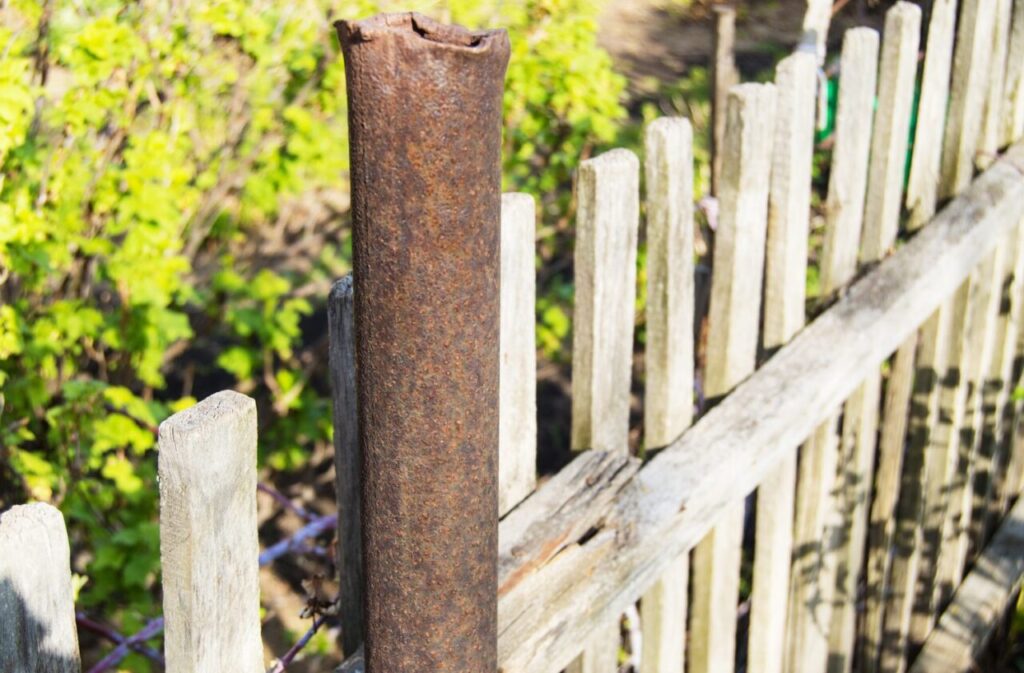 Come rifare una recinzione in legno marcia alla base