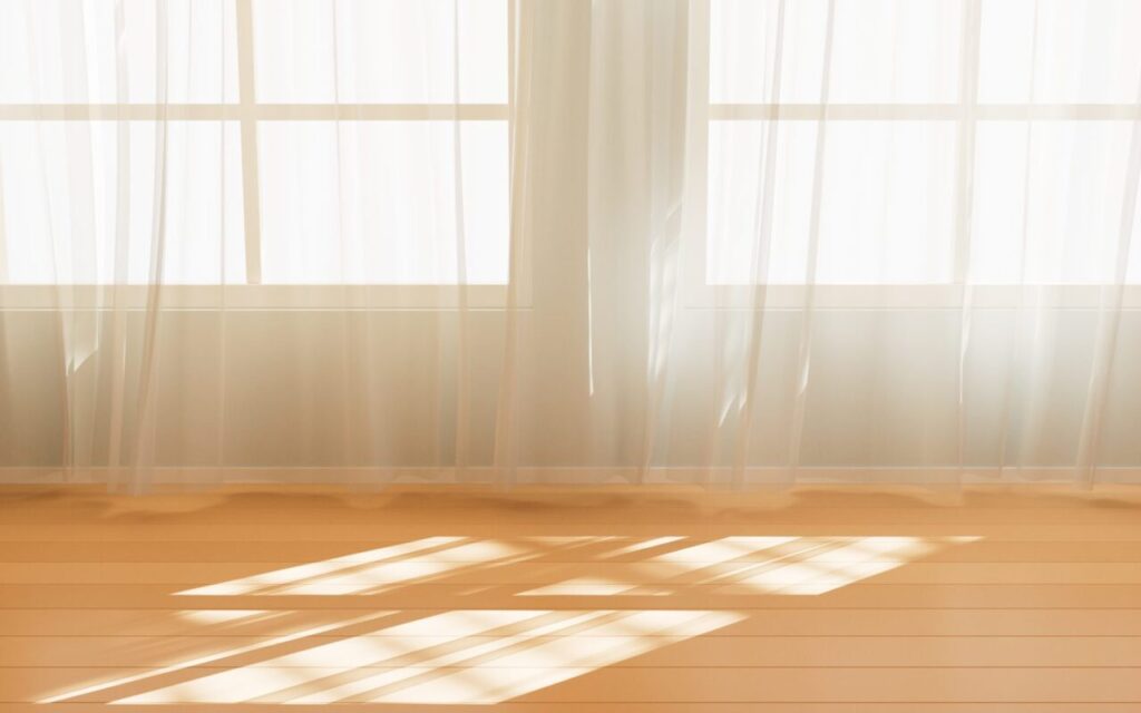 Come schermare le finestre al piano terra senza togliere luce